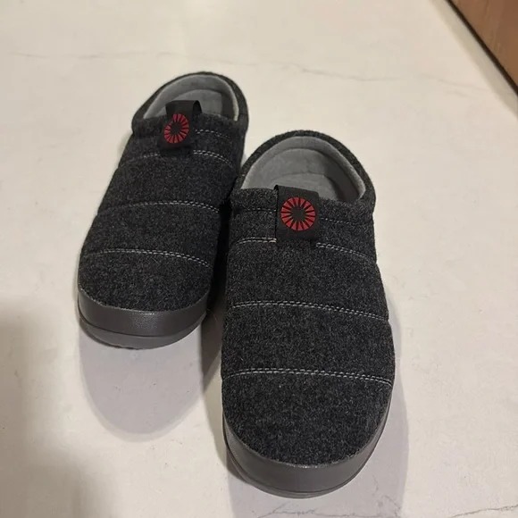 UGG sz 8 men’s slippers or
women’s sz 91/2 a 10 - Picture 5 of 5